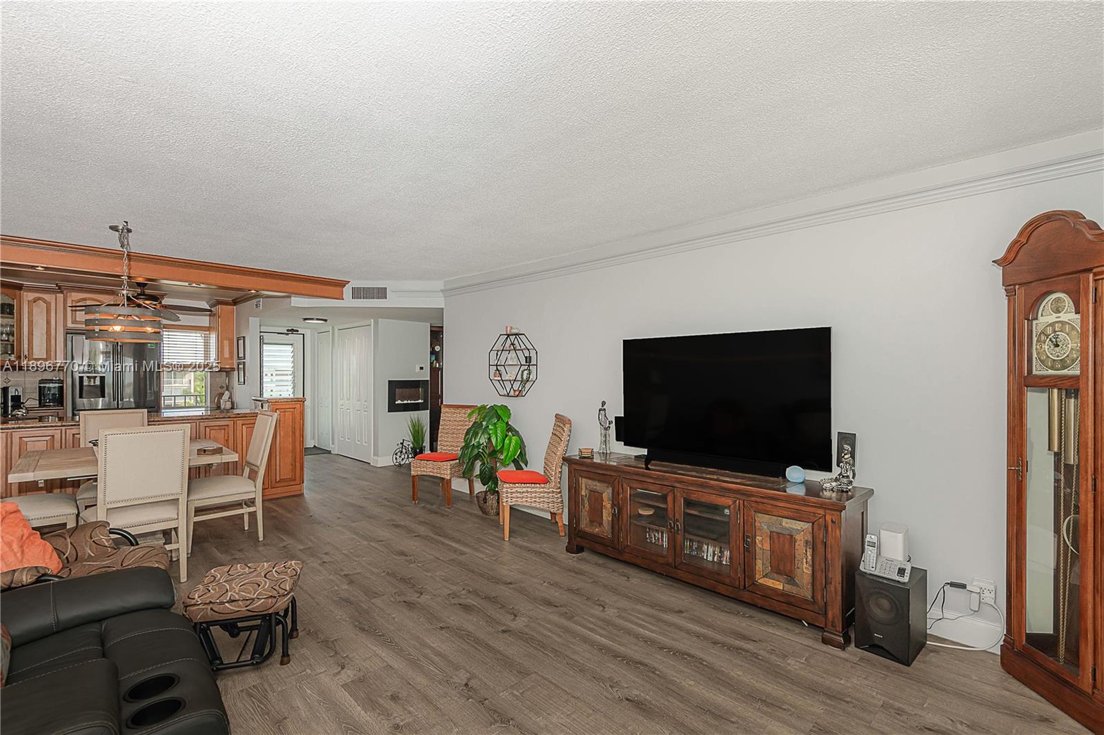 See details 501 2 / 2 992 sq. ft. $ 2025-10-15 0 Photo