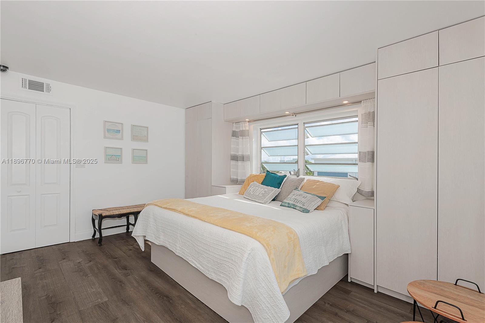 See details 501 2 / 2 992 sq. ft. $ 2025-10-15 0 Photo