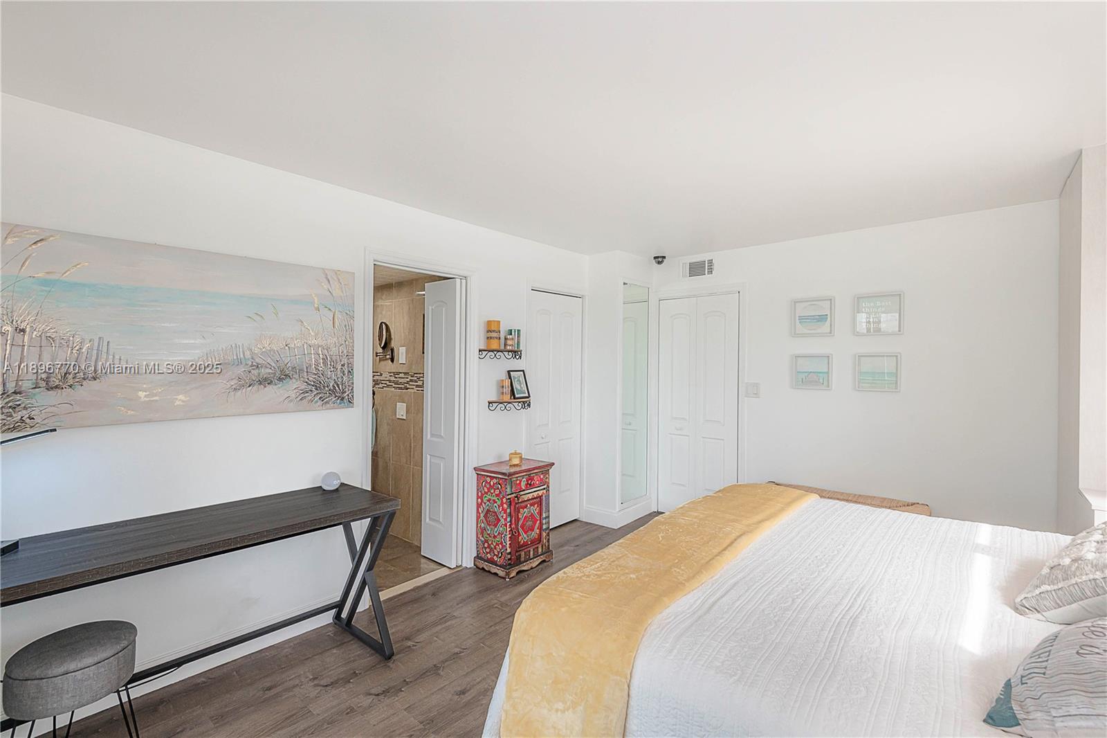 See details 501 2 / 2 992 sq. ft. $ 2025-10-15 0 Photo
