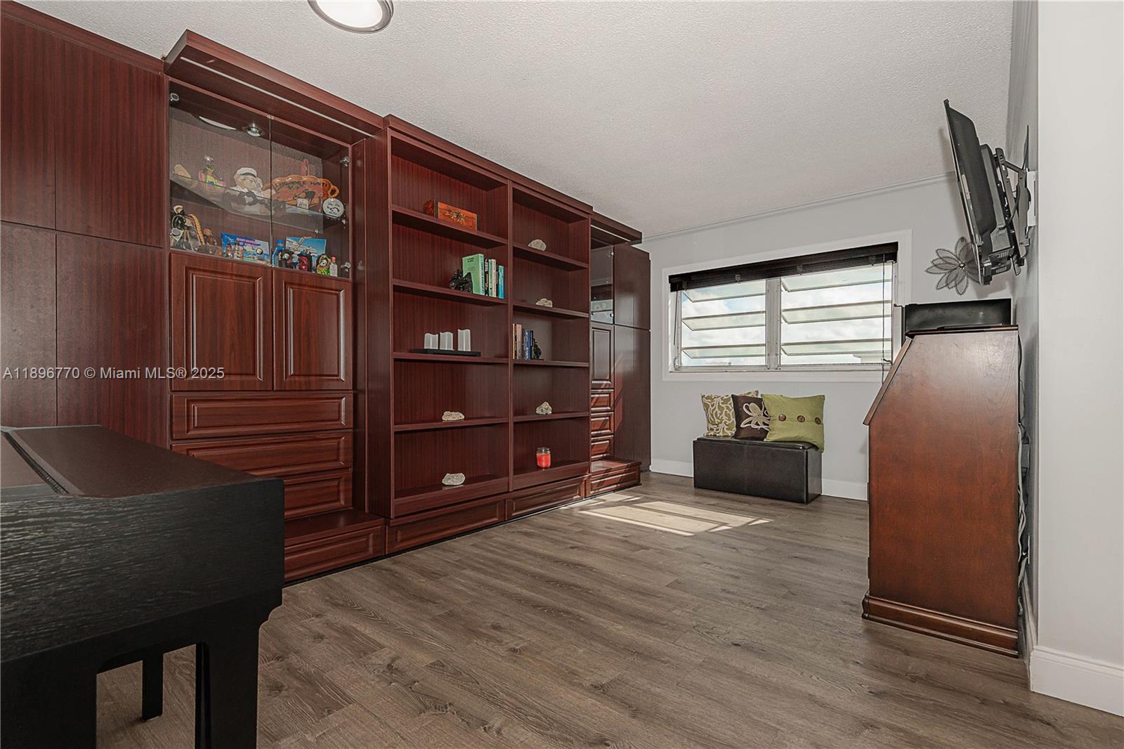See details 501 2 / 2 992 sq. ft. $ 2025-10-15 0 Photo