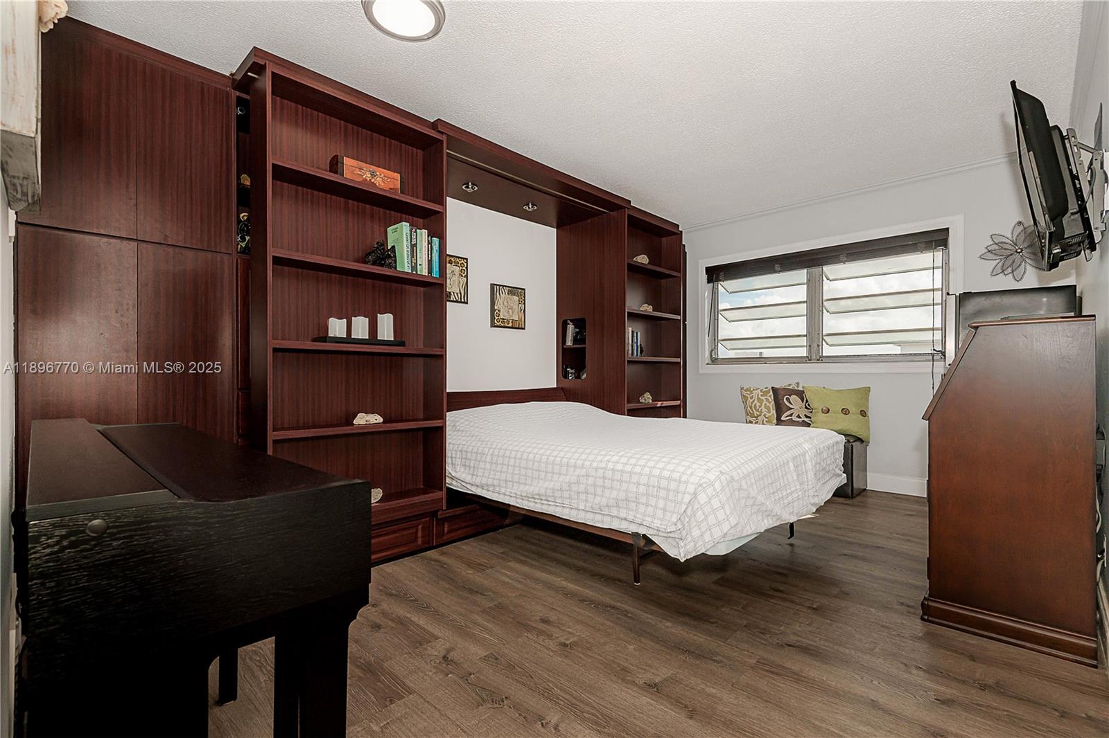 See details 501 2 / 2 992 sq. ft. $ 2025-10-15 0 Photo