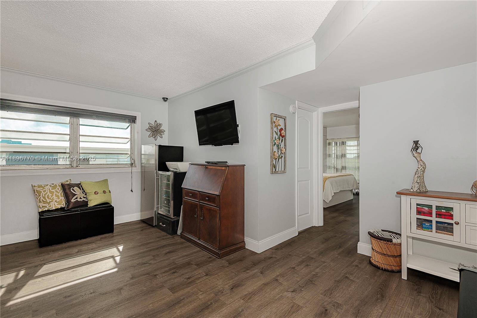 See details 501 2 / 2 992 sq. ft. $ 2025-10-15 0 Photo