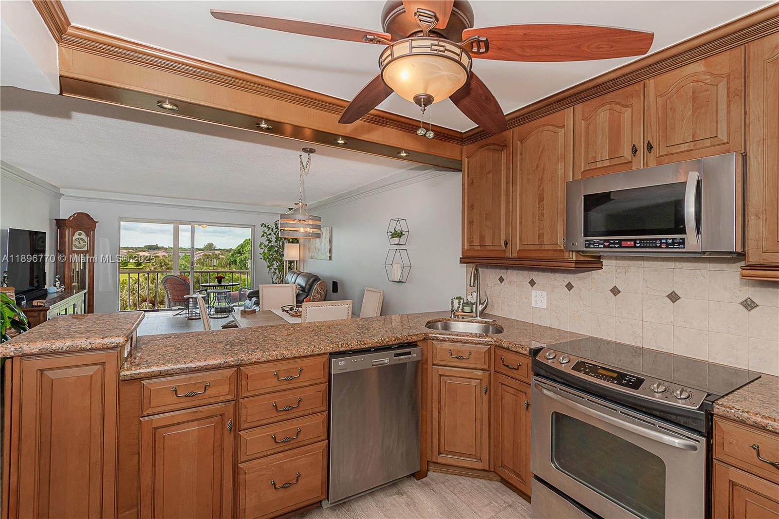 See details 501 2 / 2 992 sq. ft. $ 2025-10-15 0 Photo
