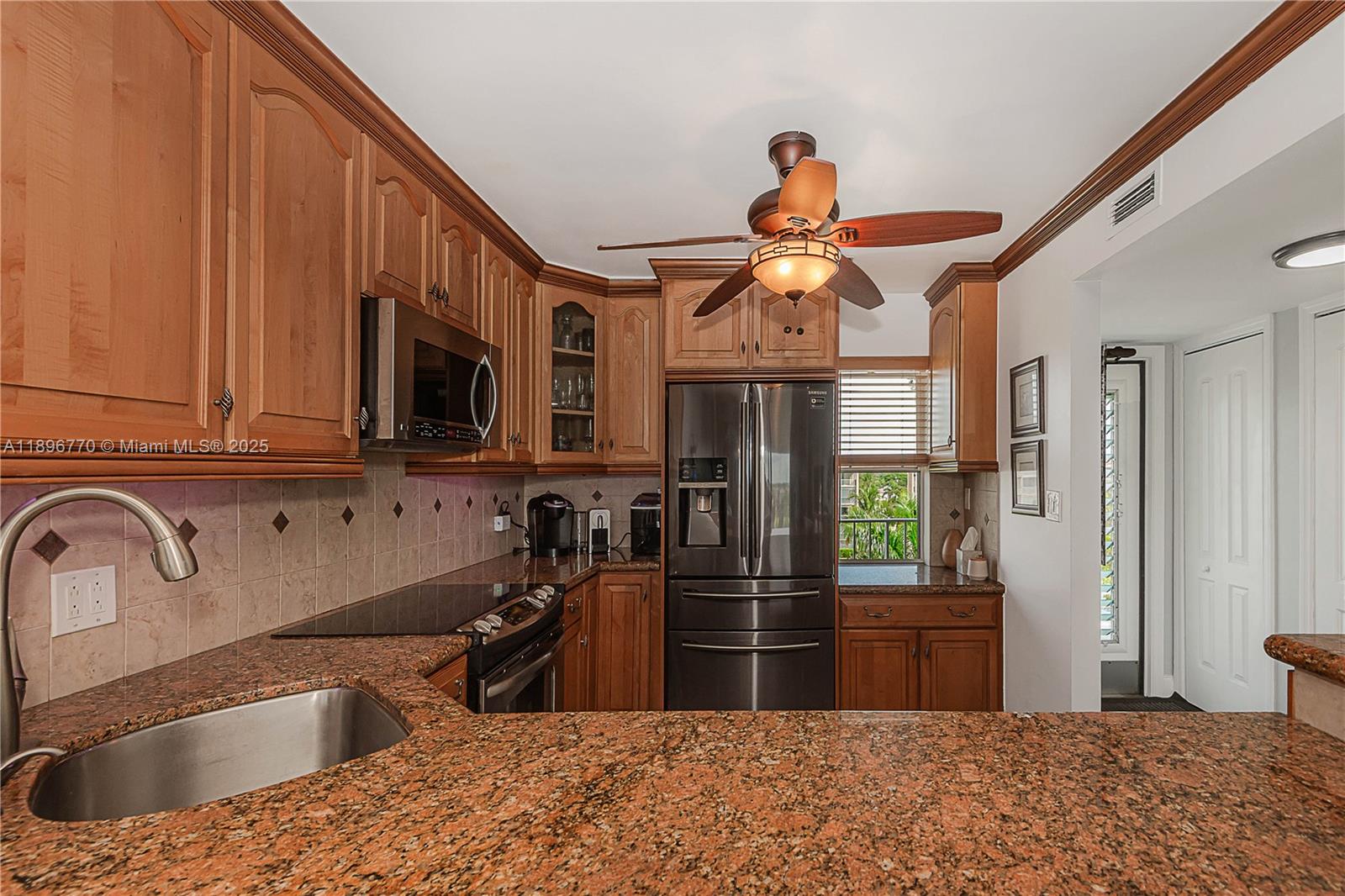 See details 501 2 / 2 992 sq. ft. $ 2025-10-15 0 Photo