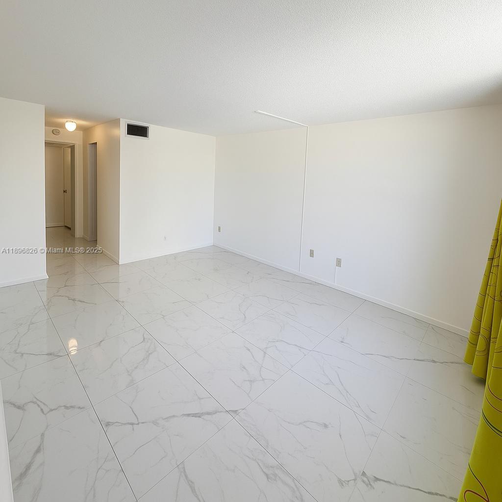 Ver detalles 307-3 1 / 1 909 sq. ft. $ 2025-10-15 0 foto