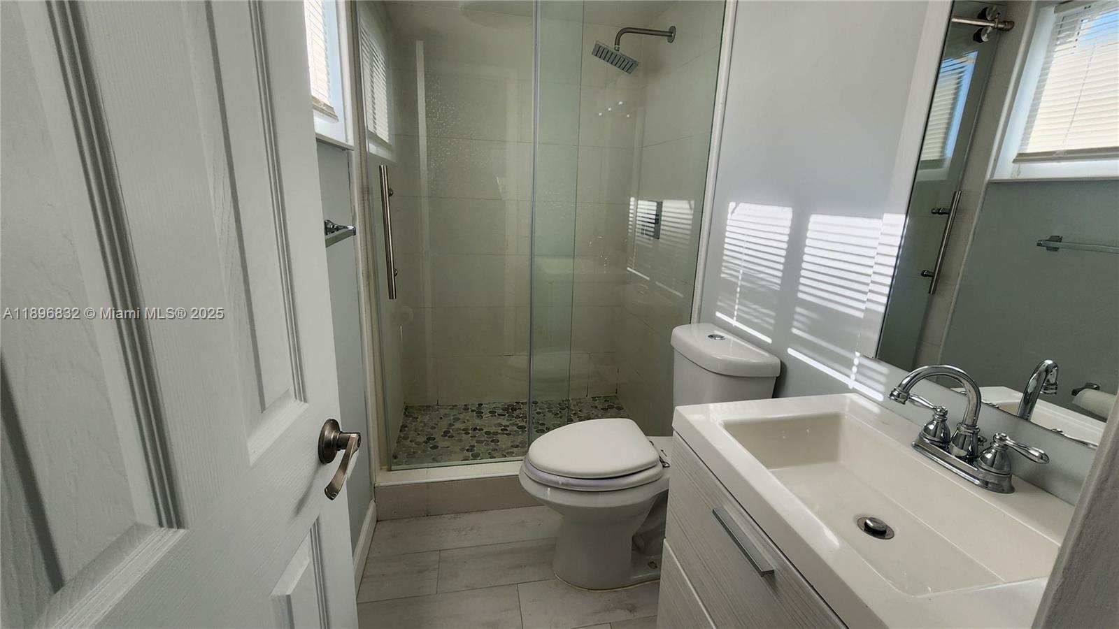 See details 114 2 / 2 899 sq. ft. $ 2025-10-15 0 Photo
