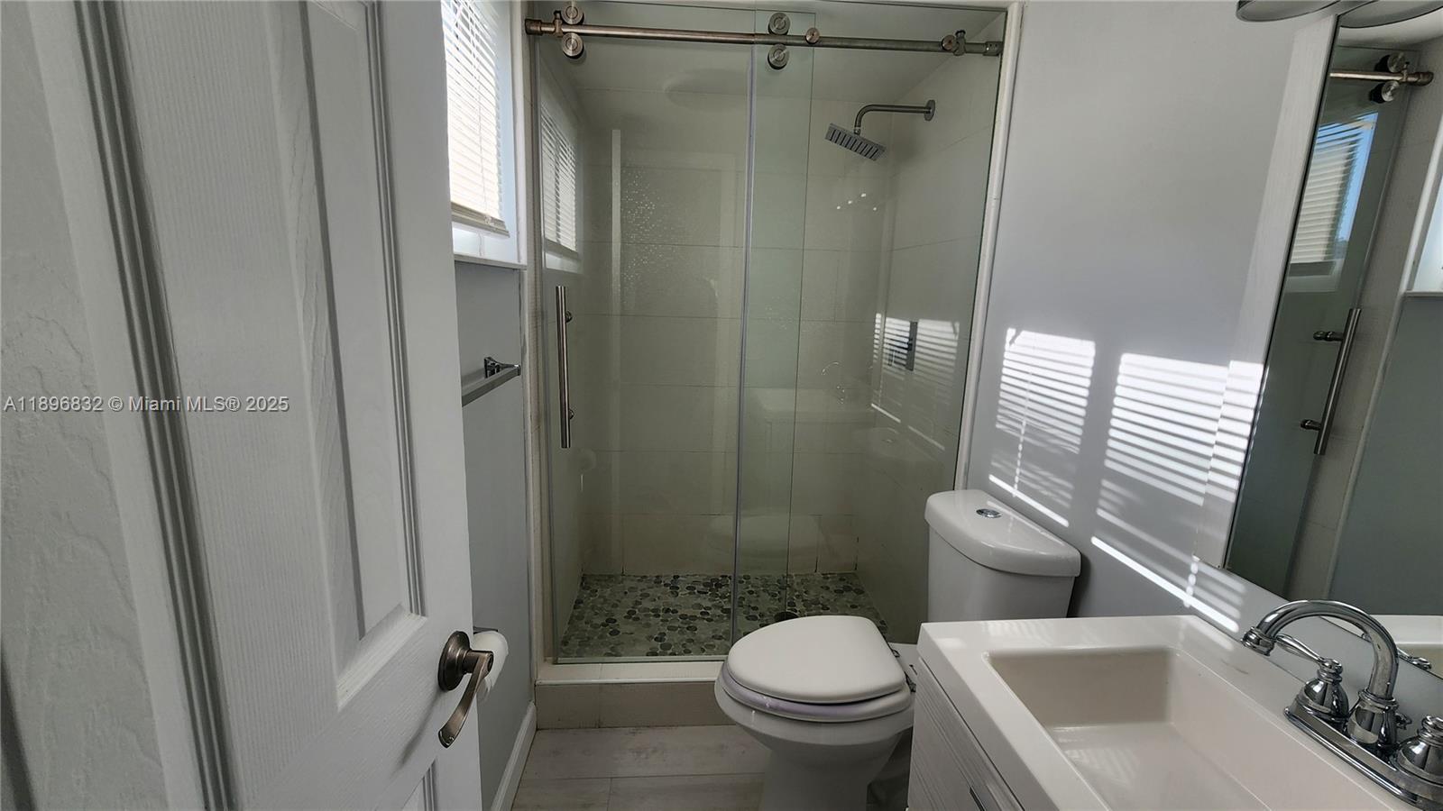 See details 114 2 / 2 899 sq. ft. $ 2025-10-15 0 Photo