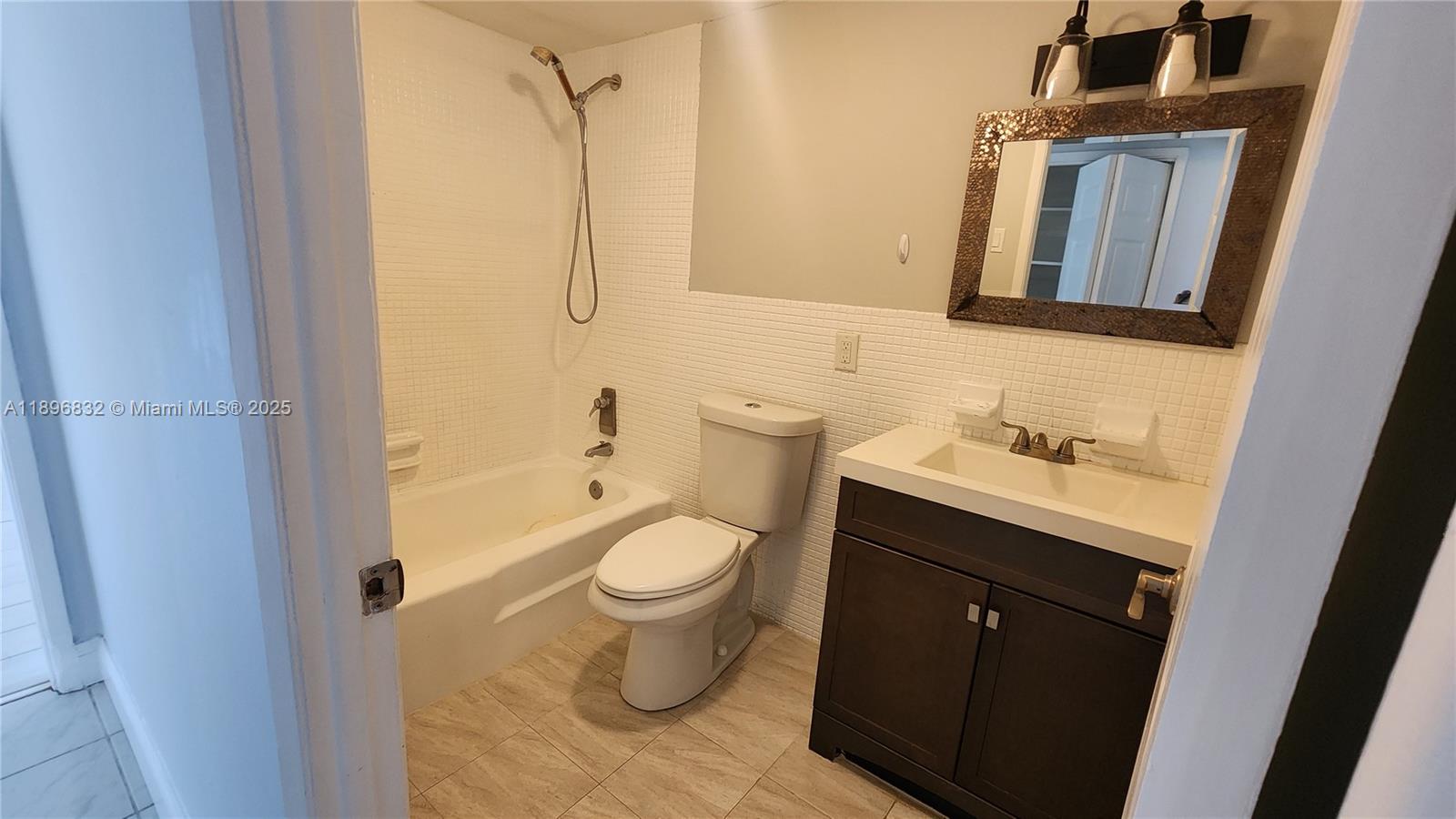 See details 114 2 / 2 899 sq. ft. $ 2025-10-15 0 Photo