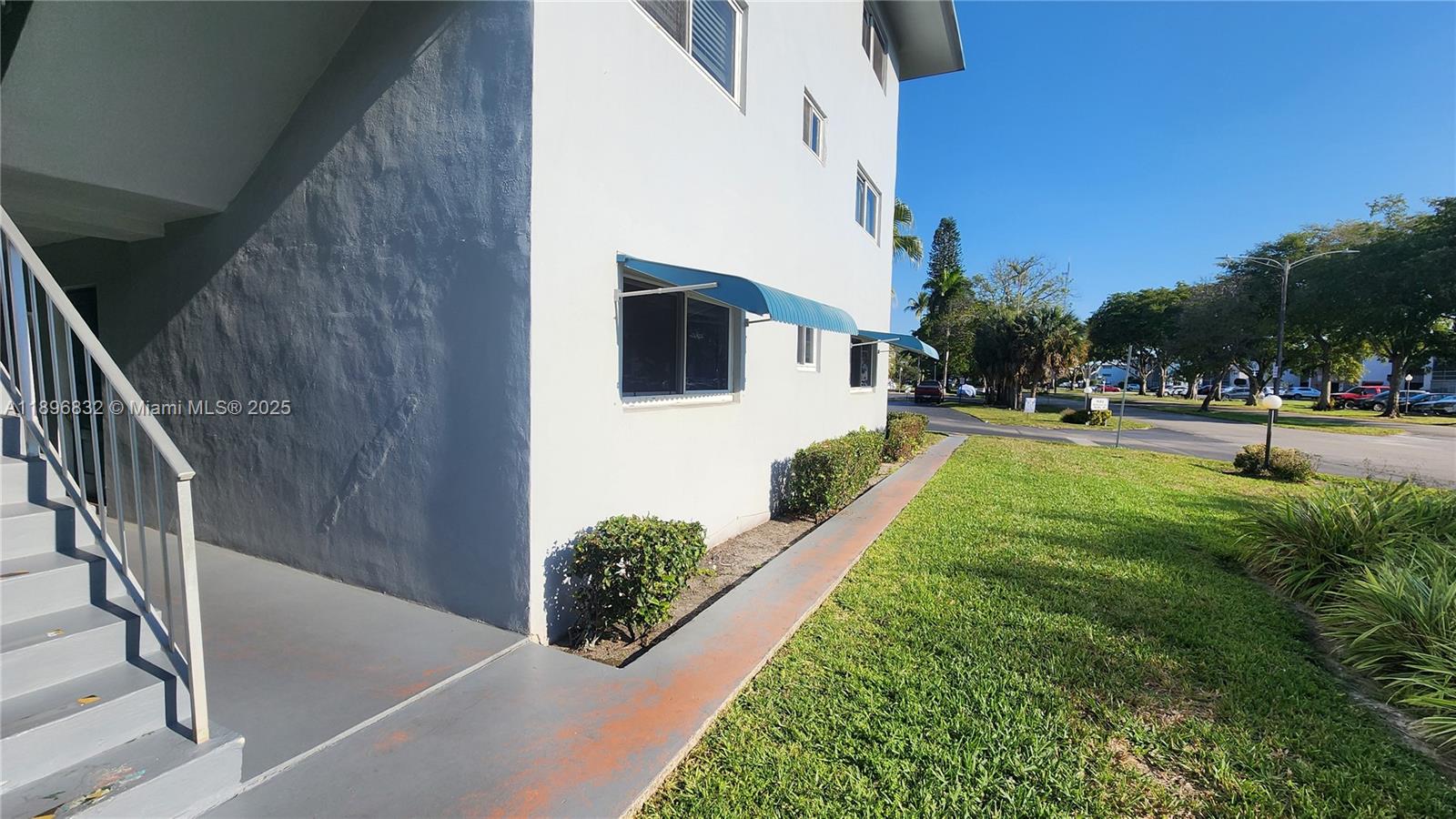 See details 114 2 / 2 899 sq. ft. $ 2025-10-15 0 Photo