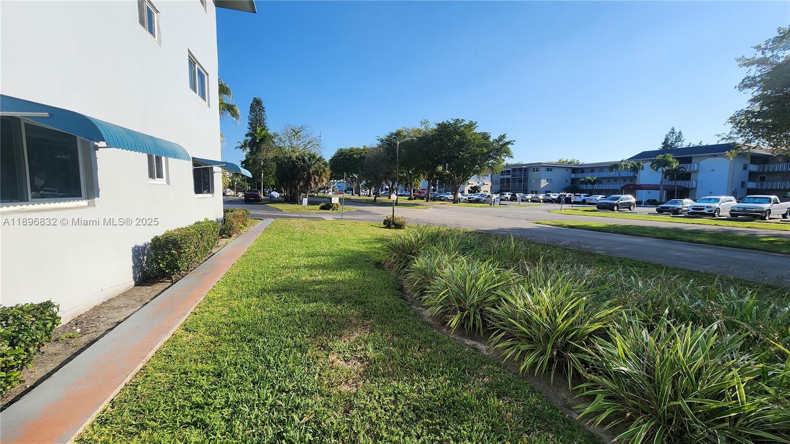 See details 114 2 / 2 899 sq. ft. $ 2025-10-15 0 Photo
