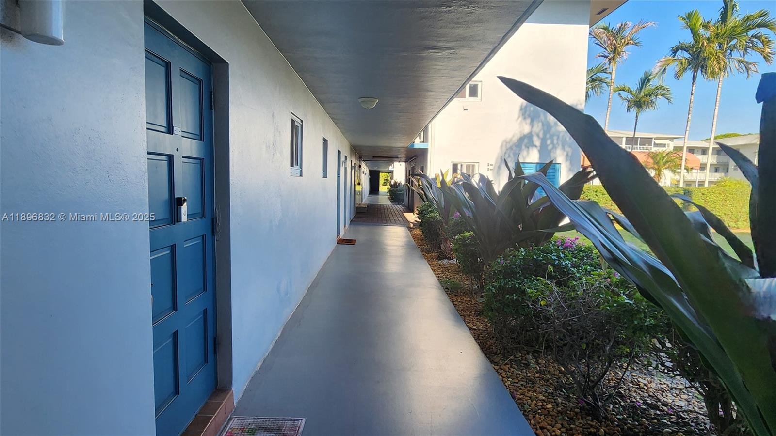 See details 114 2 / 2 899 sq. ft. $ 2025-10-15 0 Photo