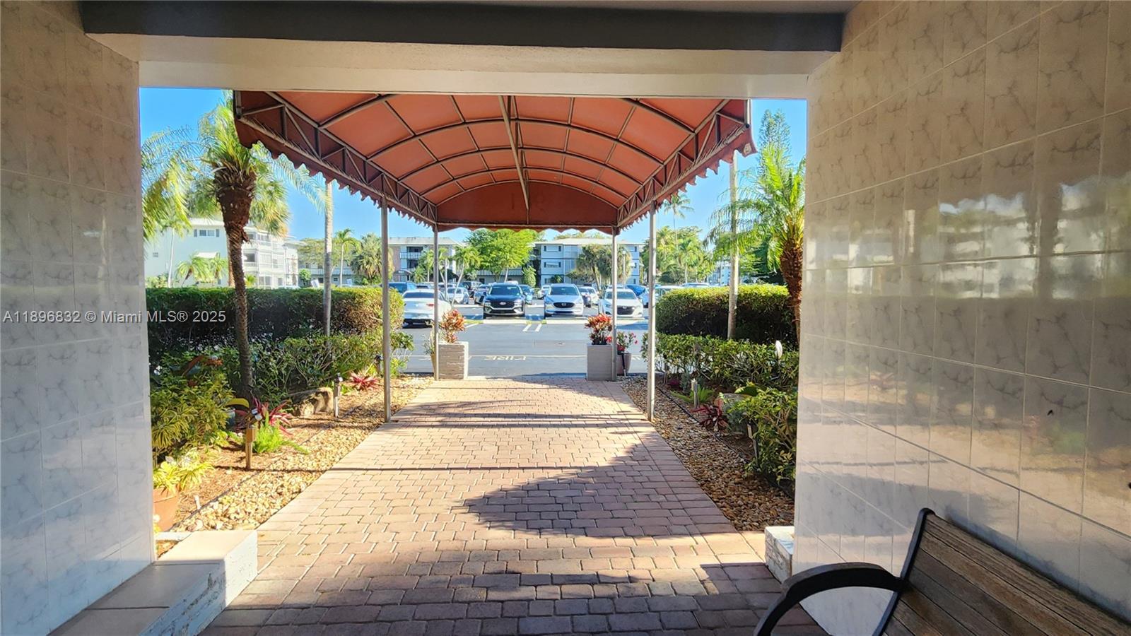See details 114 2 / 2 899 sq. ft. $ 2025-10-15 0 Photo