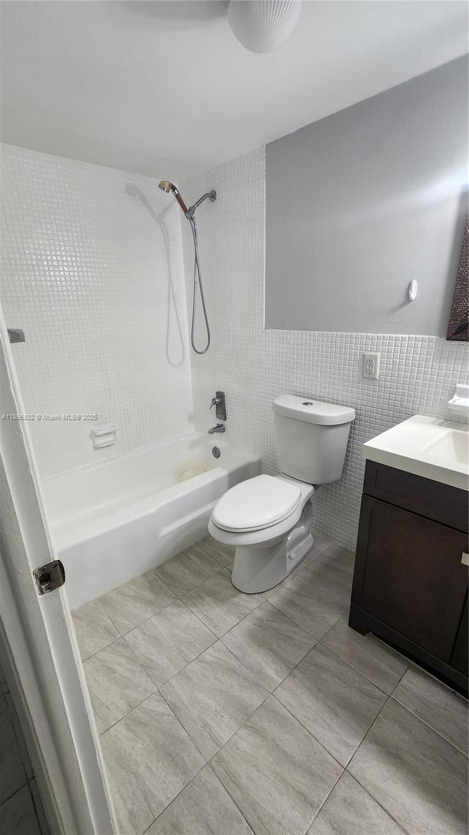 See details 114 2 / 2 899 sq. ft. $ 2025-10-15 0 Photo
