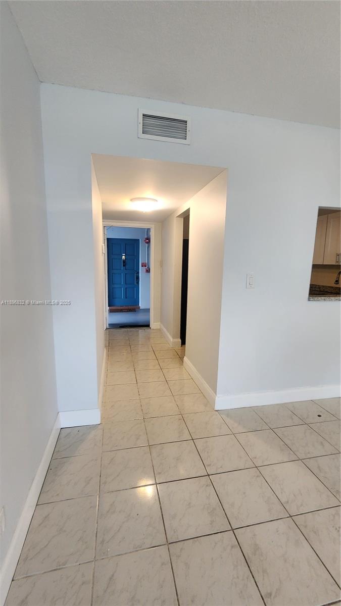 See details 114 2 / 2 899 sq. ft. $ 2025-10-15 0 Photo