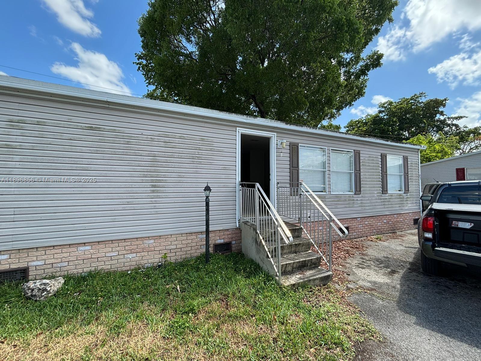 See details 220 2 / 2 960 sq. ft. $ 2025-10-15 0 Photo