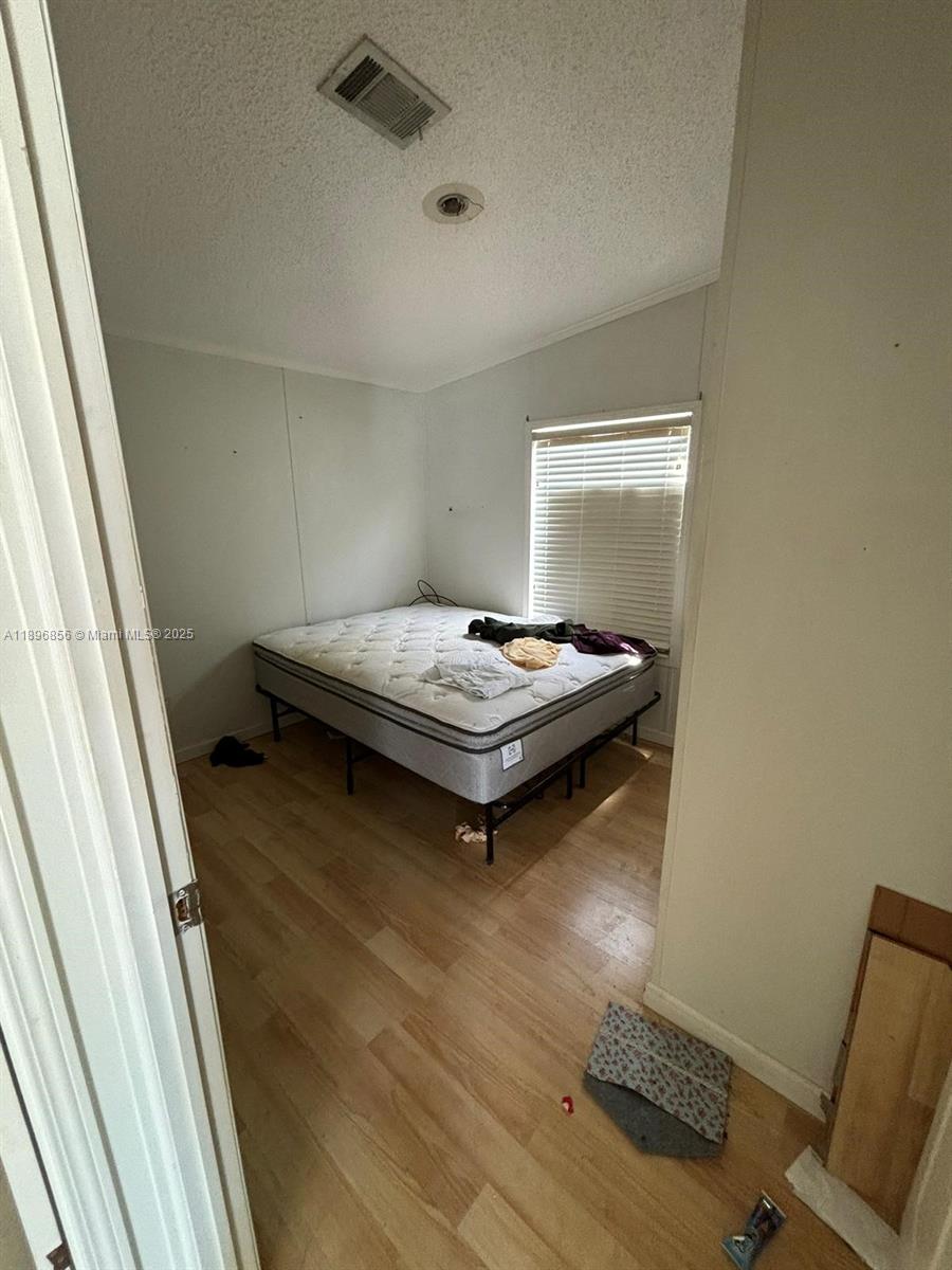 See details 220 2 / 2 960 sq. ft. $ 2025-10-15 0 Photo