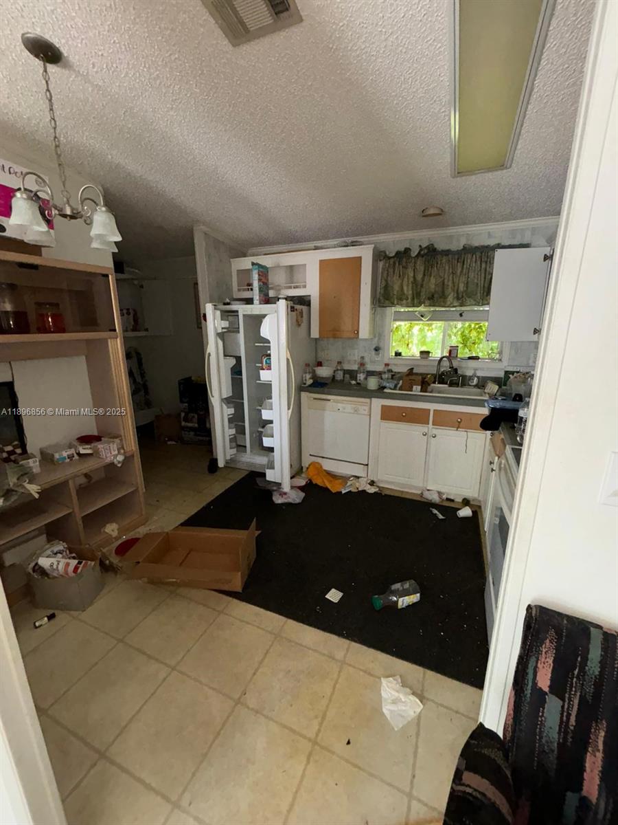 See details 220 2 / 2 960 sq. ft. $ 2025-10-15 0 Photo