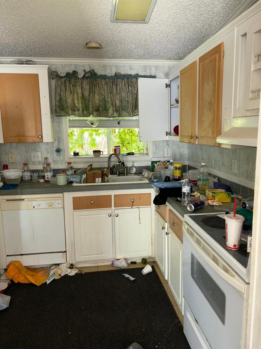See details 220 2 / 2 960 sq. ft. $ 2025-10-15 0 Photo