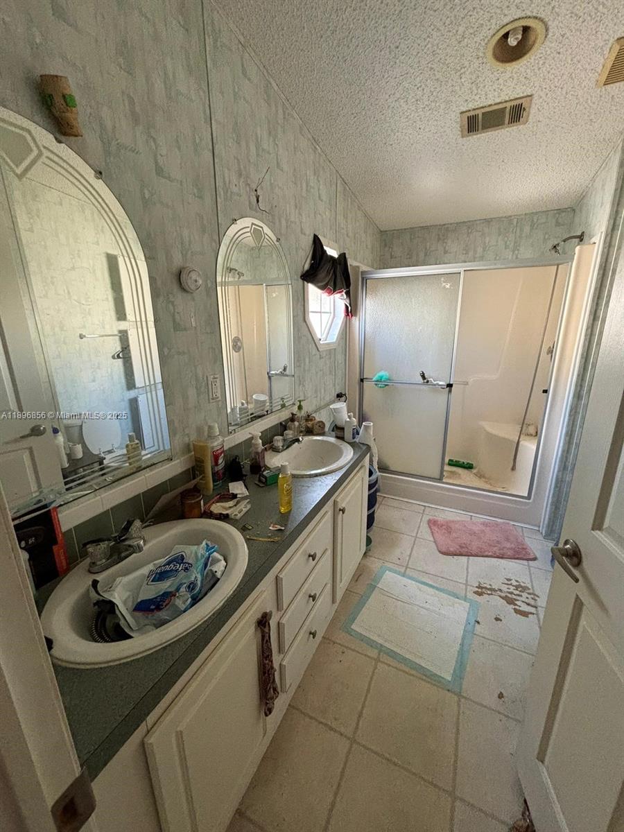 See details 220 2 / 2 960 sq. ft. $ 2025-10-15 0 Photo