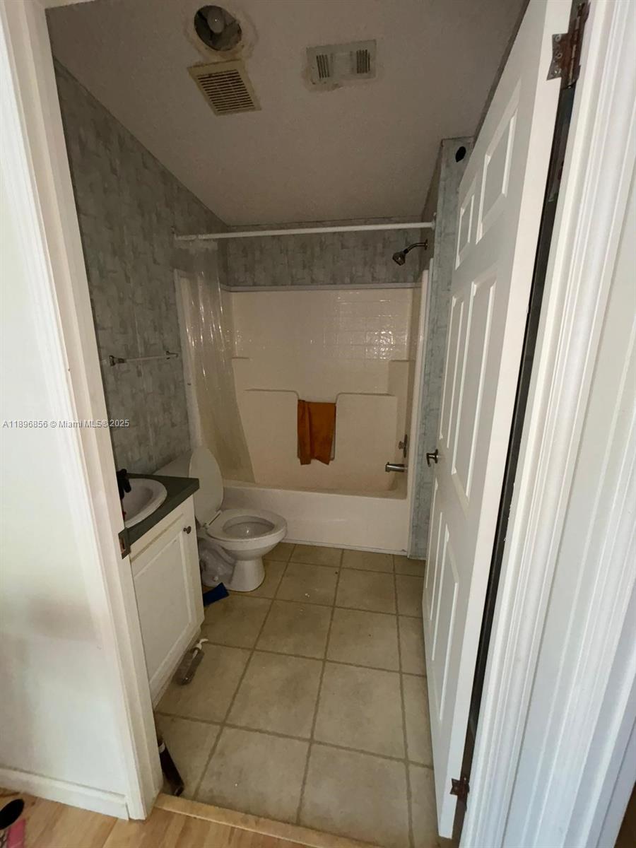 See details 220 2 / 2 960 sq. ft. $ 2025-10-15 0 Photo