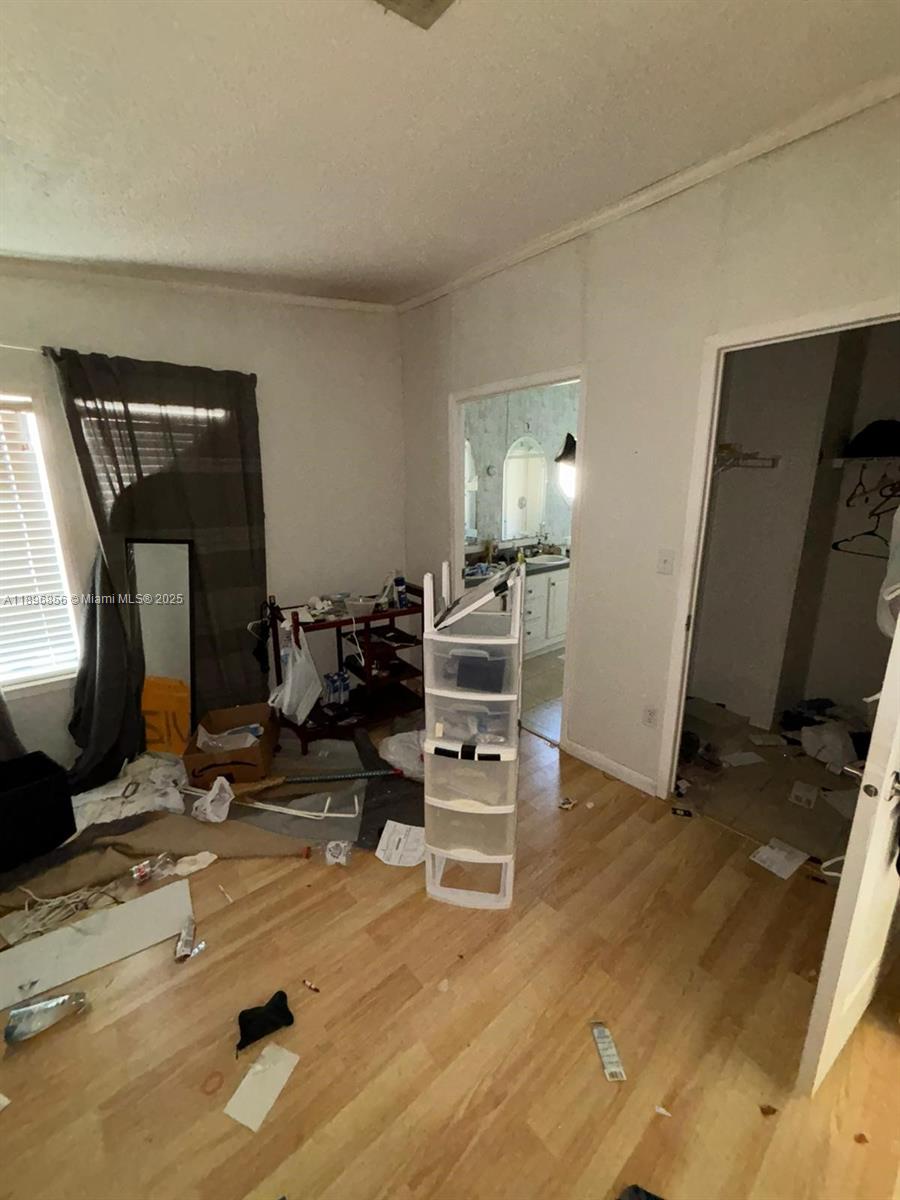 See details 220 2 / 2 960 sq. ft. $ 2025-10-15 0 Photo