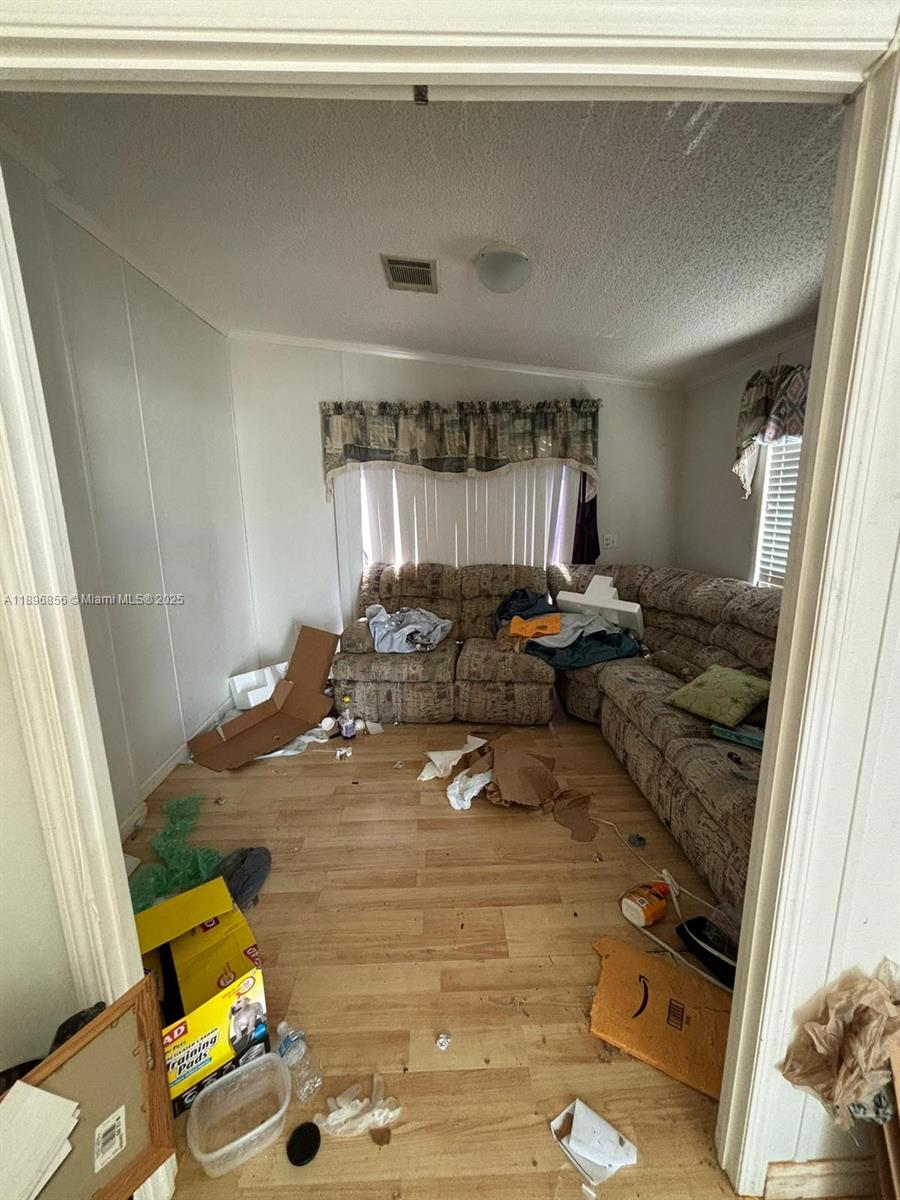 See details 220 2 / 2 960 sq. ft. $ 2025-10-15 0 Photo
