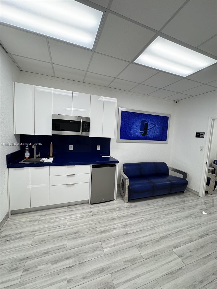 1  /   sq. ft. $ 2025-10-15 0 Photo