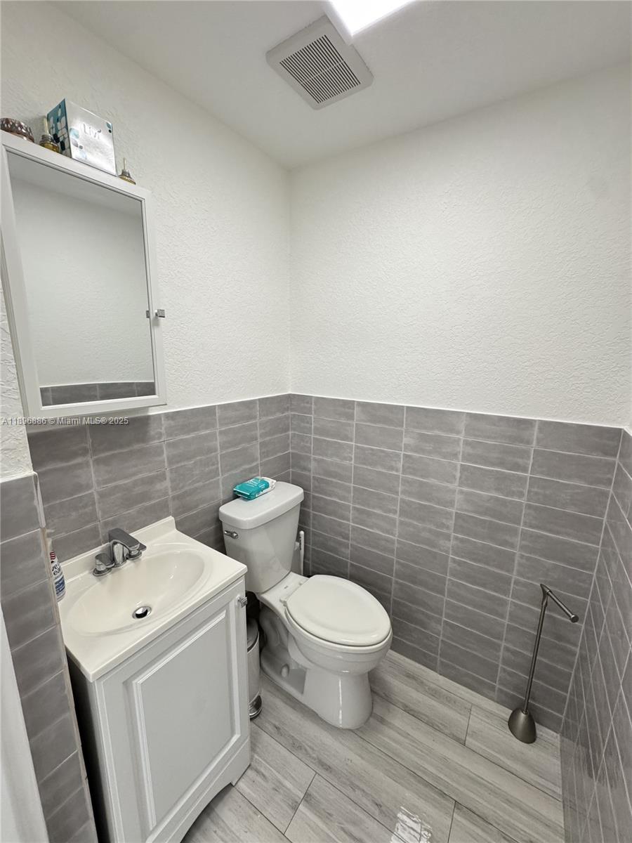 1  /   sq. ft. $ 2025-10-15 0 Photo