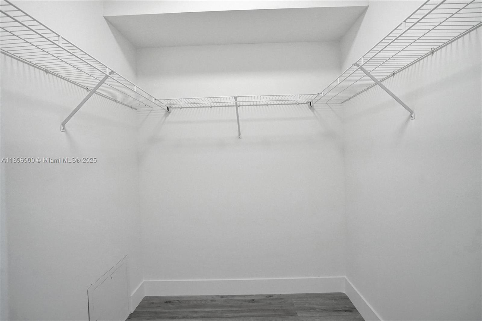See details 803 2 / 2 1220 sq. ft. $ 2025-10-15 0 Photo