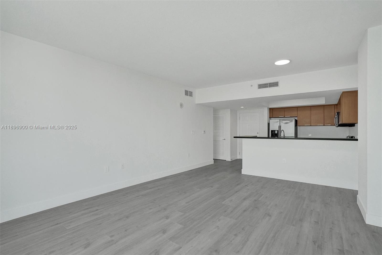 See details 803 2 / 2 1220 sq. ft. $ 2025-10-15 0 Photo