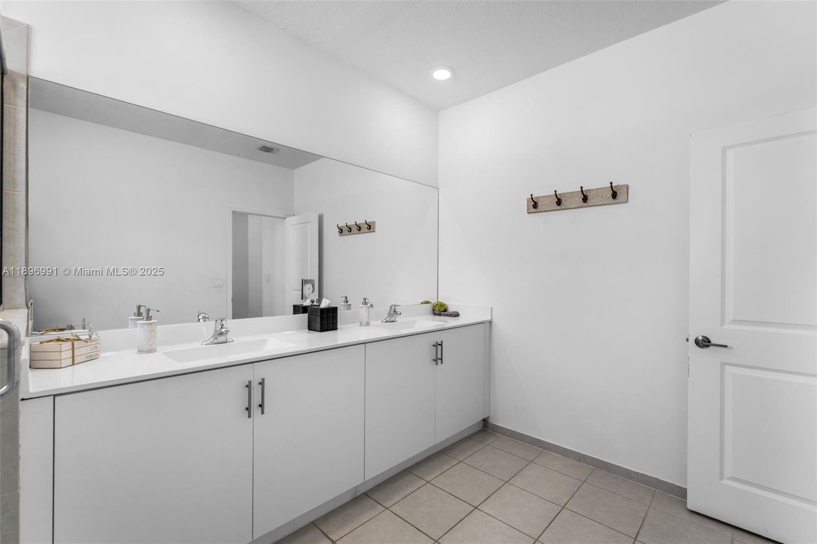 See details 2659 3 / 3 1695 sq. ft. $ 2025-11-07 0 Photo