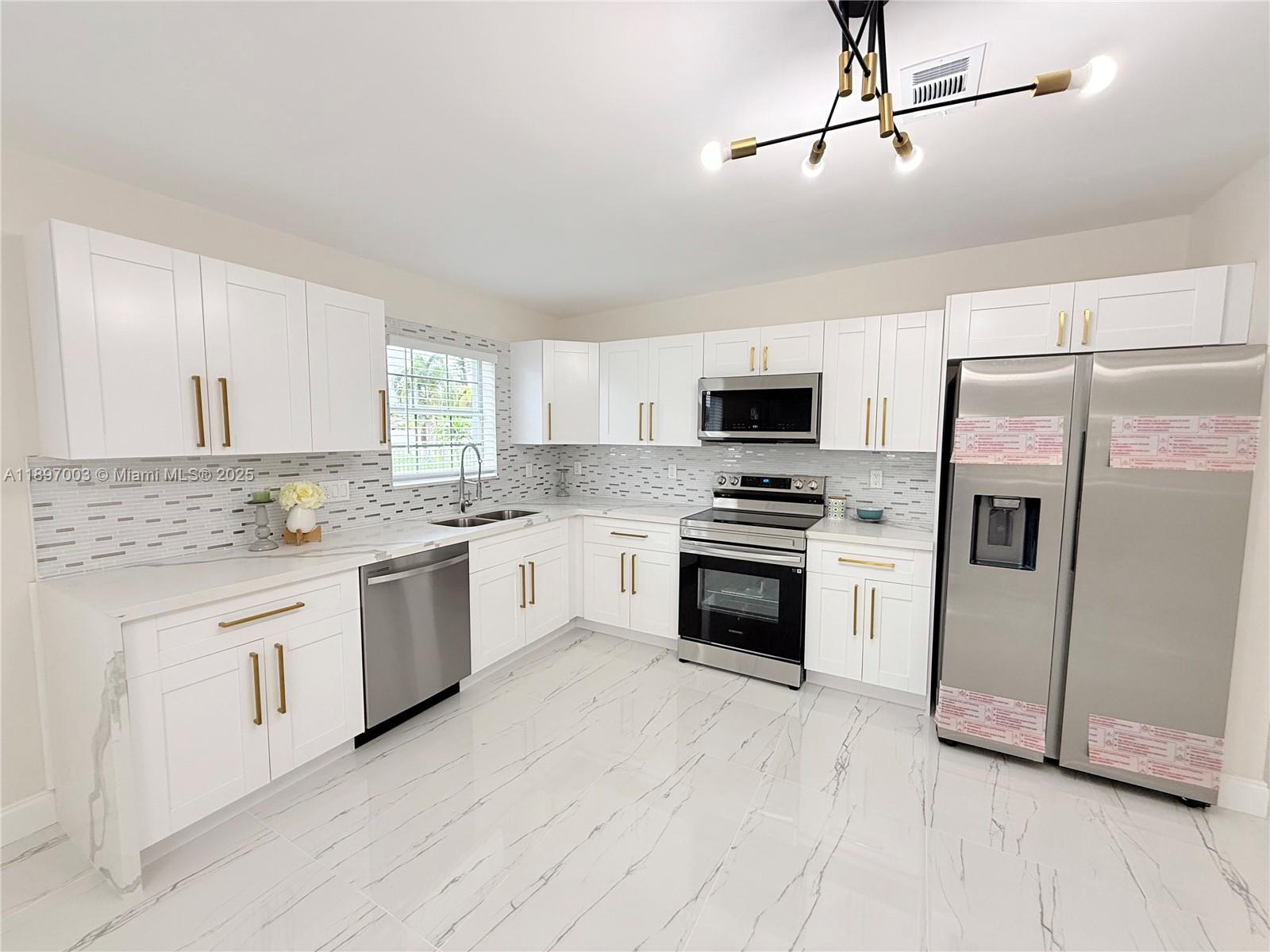 See details / 2022 sq. ft. $ 2025-10-15 0 Photo