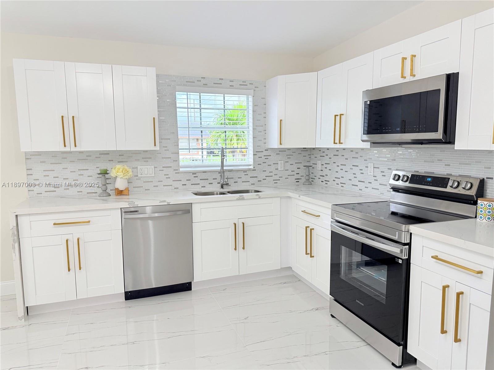 See details / 2022 sq. ft. $ 2025-10-15 0 Photo