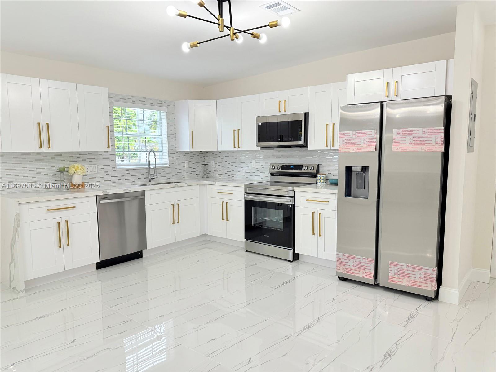 See details / 2022 sq. ft. $ 2025-10-15 0 Photo