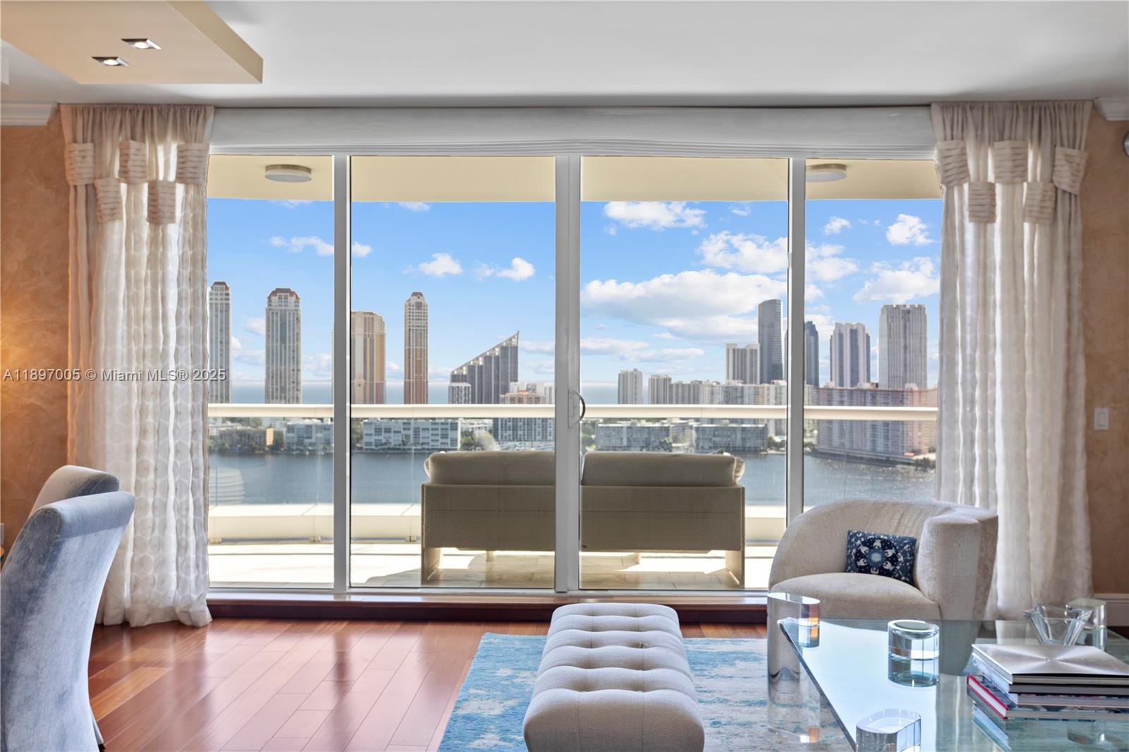 See details 2507 3 / 4 2840 sq. ft. $ 2025-10-15 0 Photo