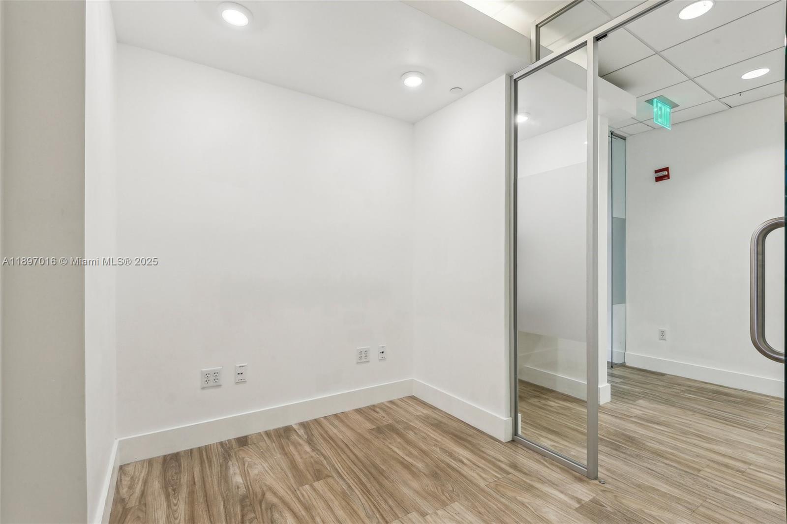 520A-D  /   кв.футов $ 2025-10-15 0 Фото