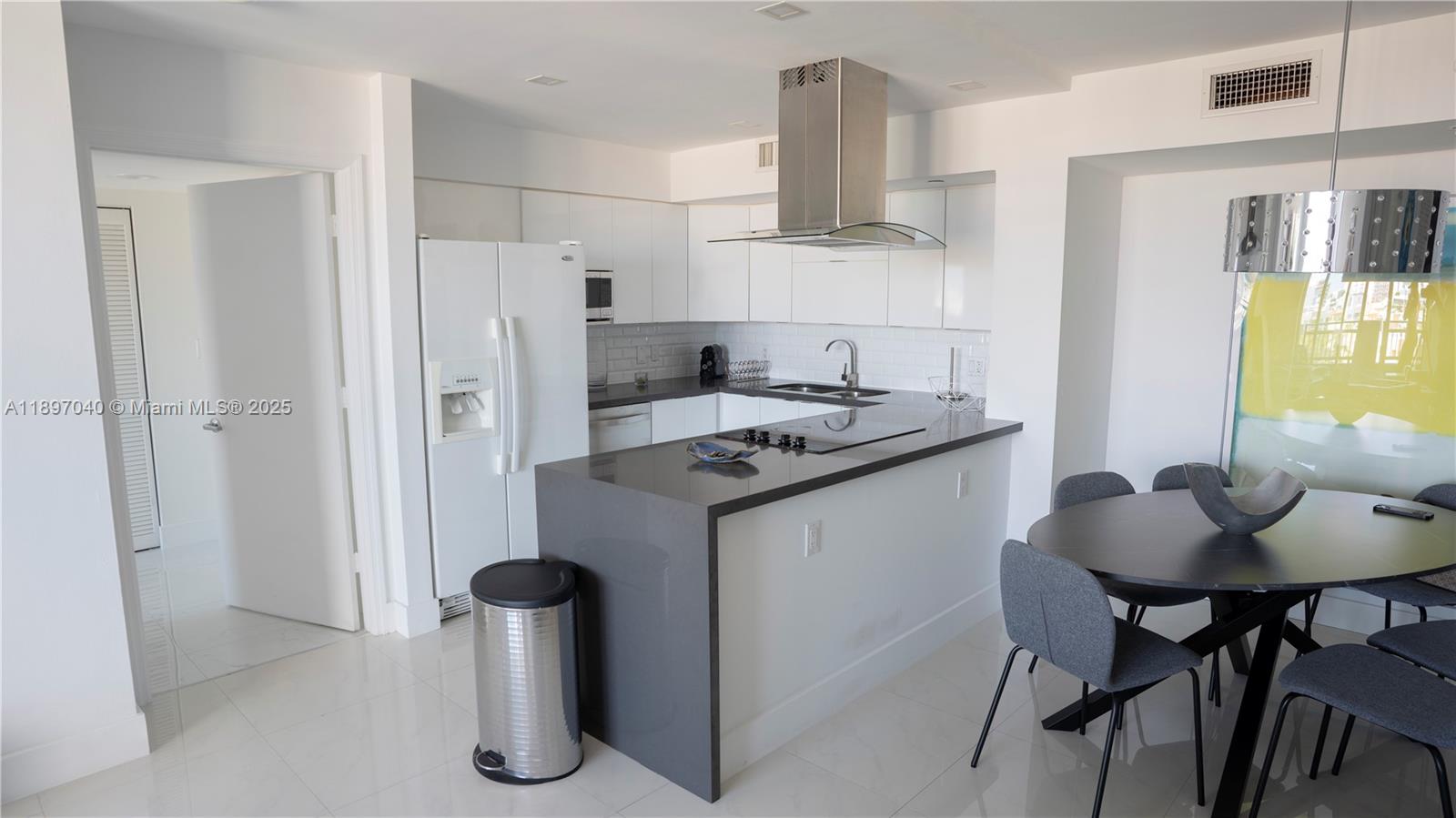 See details 90 2 / 2 1080 sq. ft. $ 2025-10-16 0 Photo
