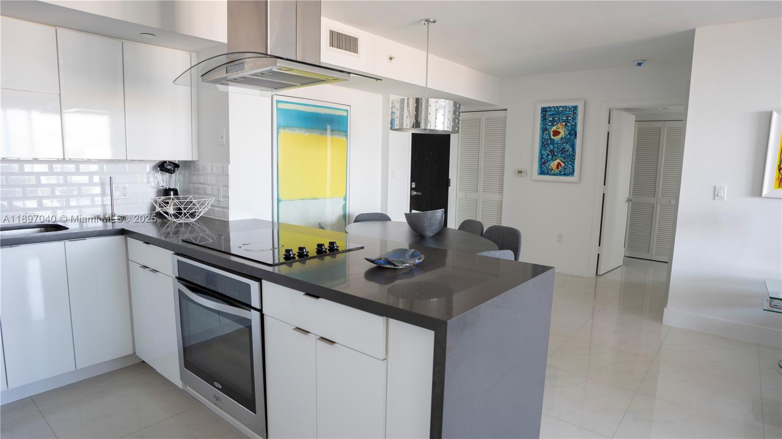 See details 90 2 / 2 1080 sq. ft. $ 2025-10-16 0 Photo