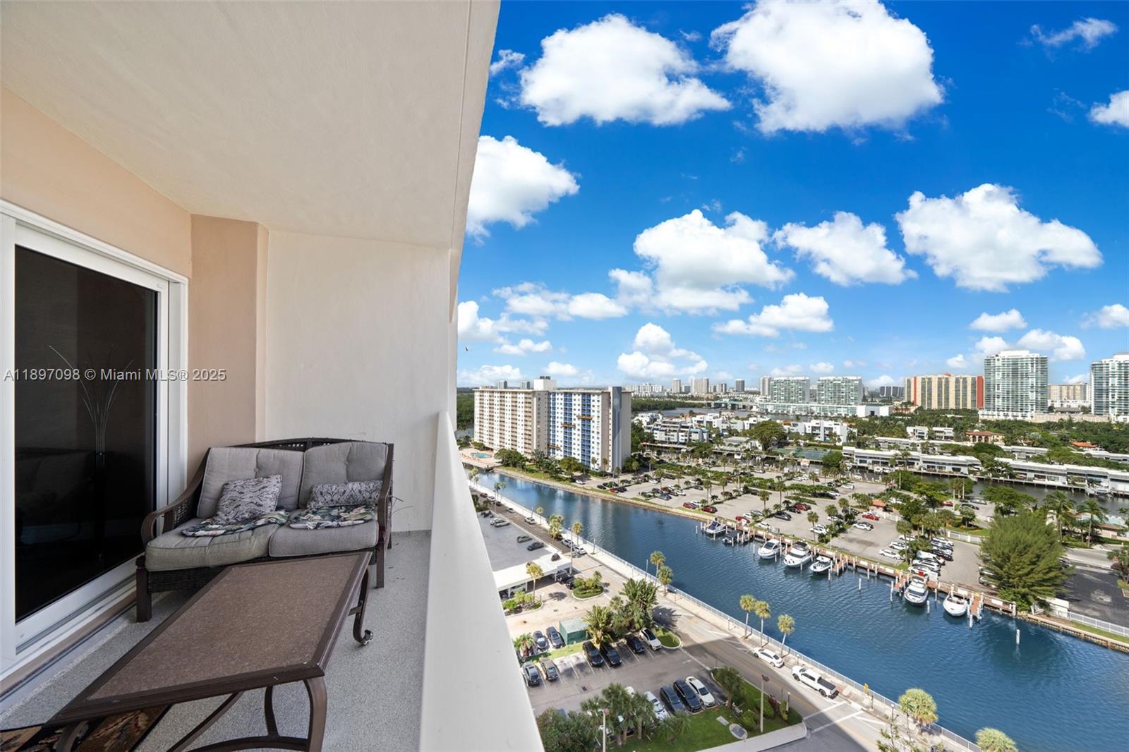 Ver detalles 1707 2 / 2 1350 sq. ft. $ 2025-10-16 0 foto
