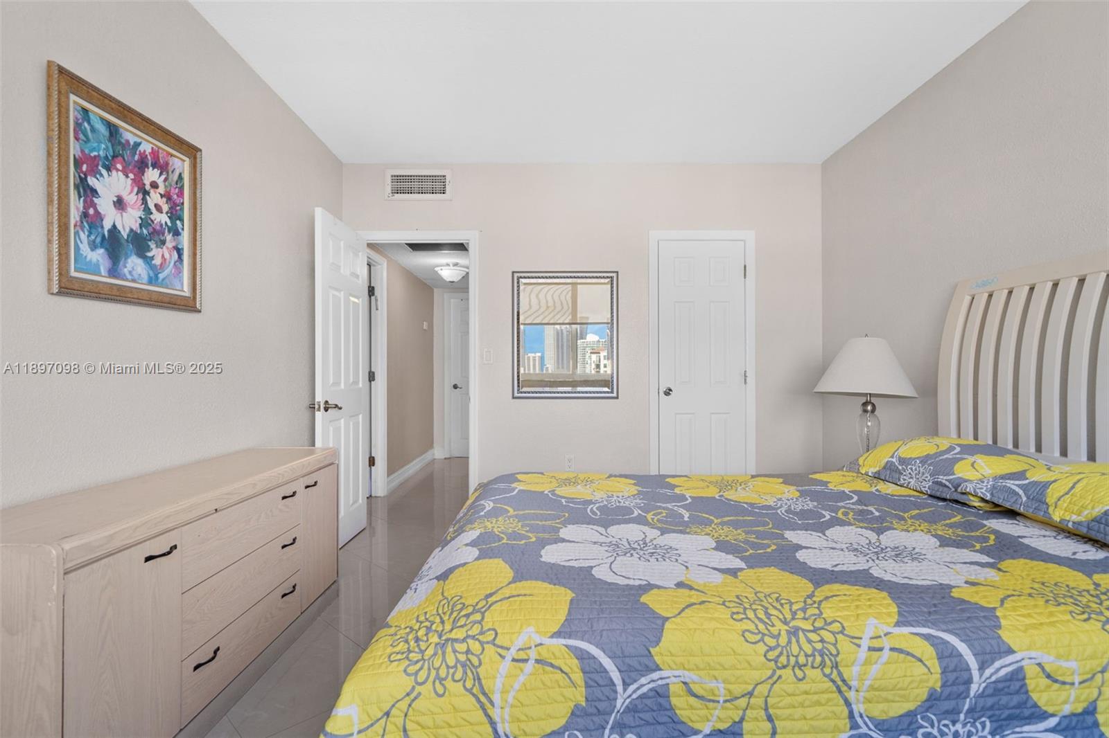 Ver detalles 1707 2 / 2 1350 sq. ft. $ 2025-10-16 0 foto