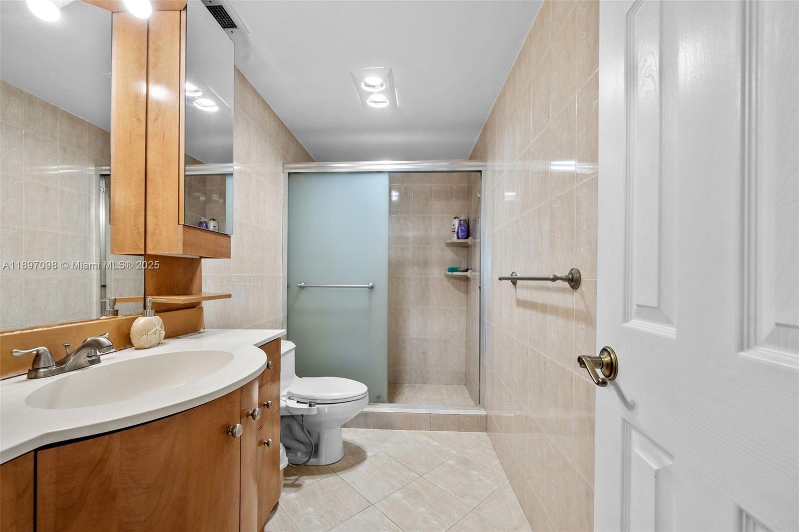 Ver detalles 1707 2 / 2 1350 sq. ft. $ 2025-10-16 0 foto