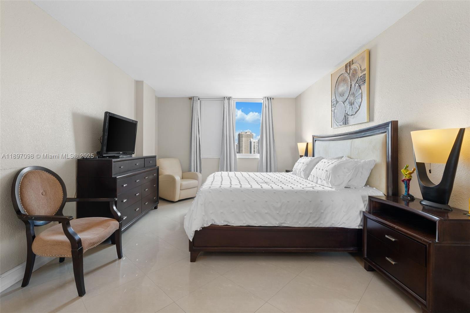 Ver detalles 1707 2 / 2 1350 sq. ft. $ 2025-10-16 0 foto