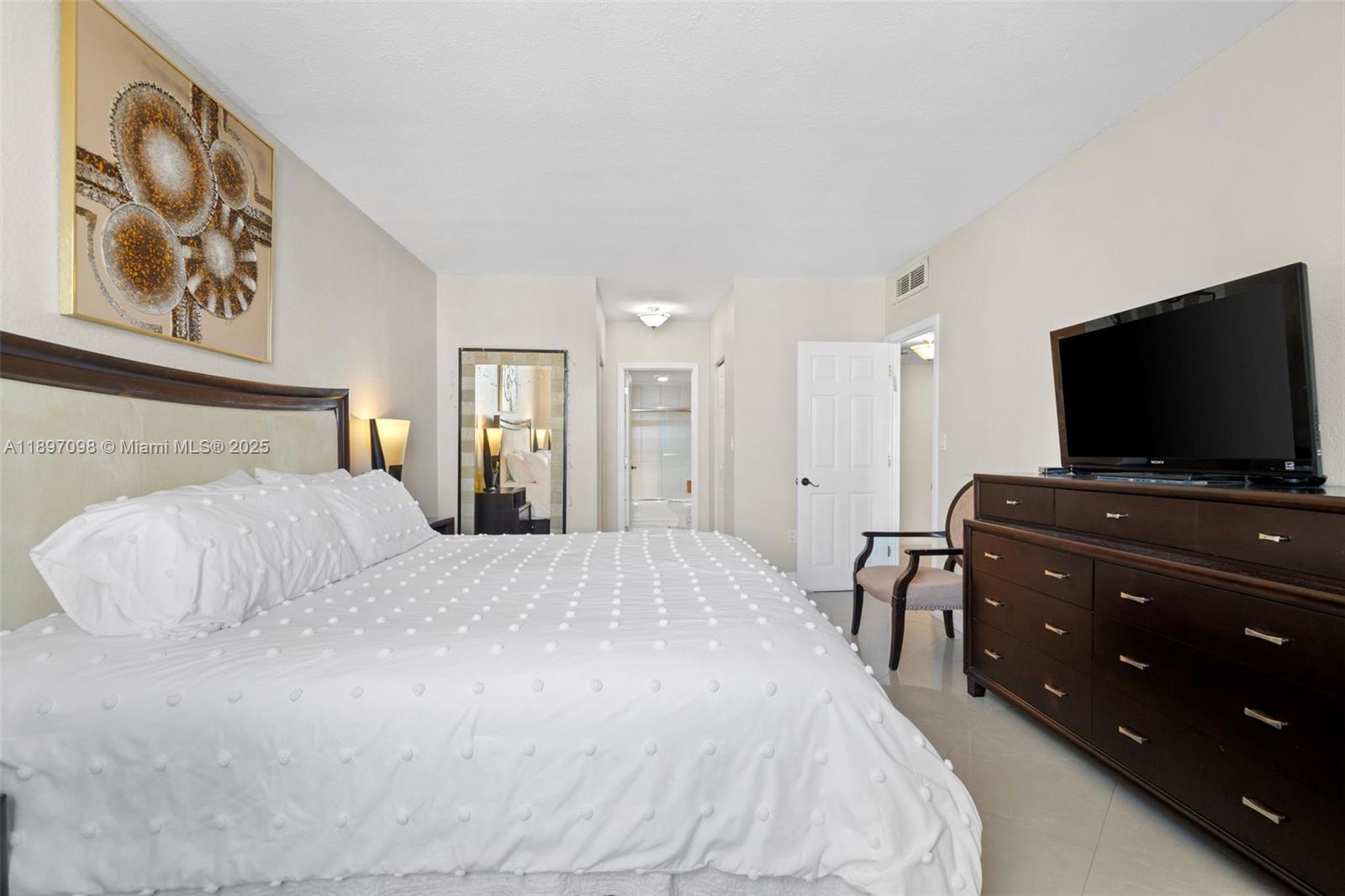 Ver detalles 1707 2 / 2 1350 sq. ft. $ 2025-10-16 0 foto