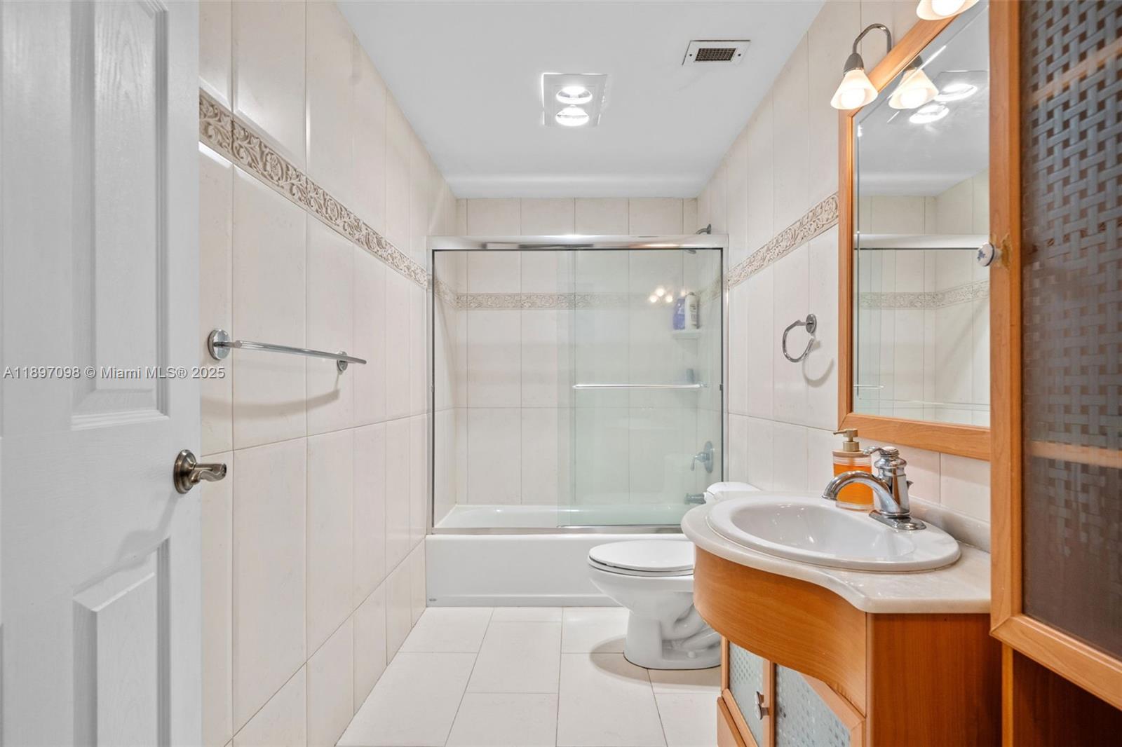 Ver detalles 1707 2 / 2 1350 sq. ft. $ 2025-10-16 0 foto