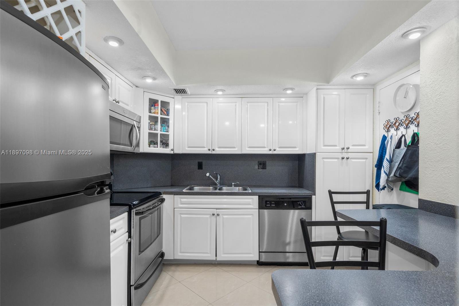Ver detalles 1707 2 / 2 1350 sq. ft. $ 2025-10-16 0 foto