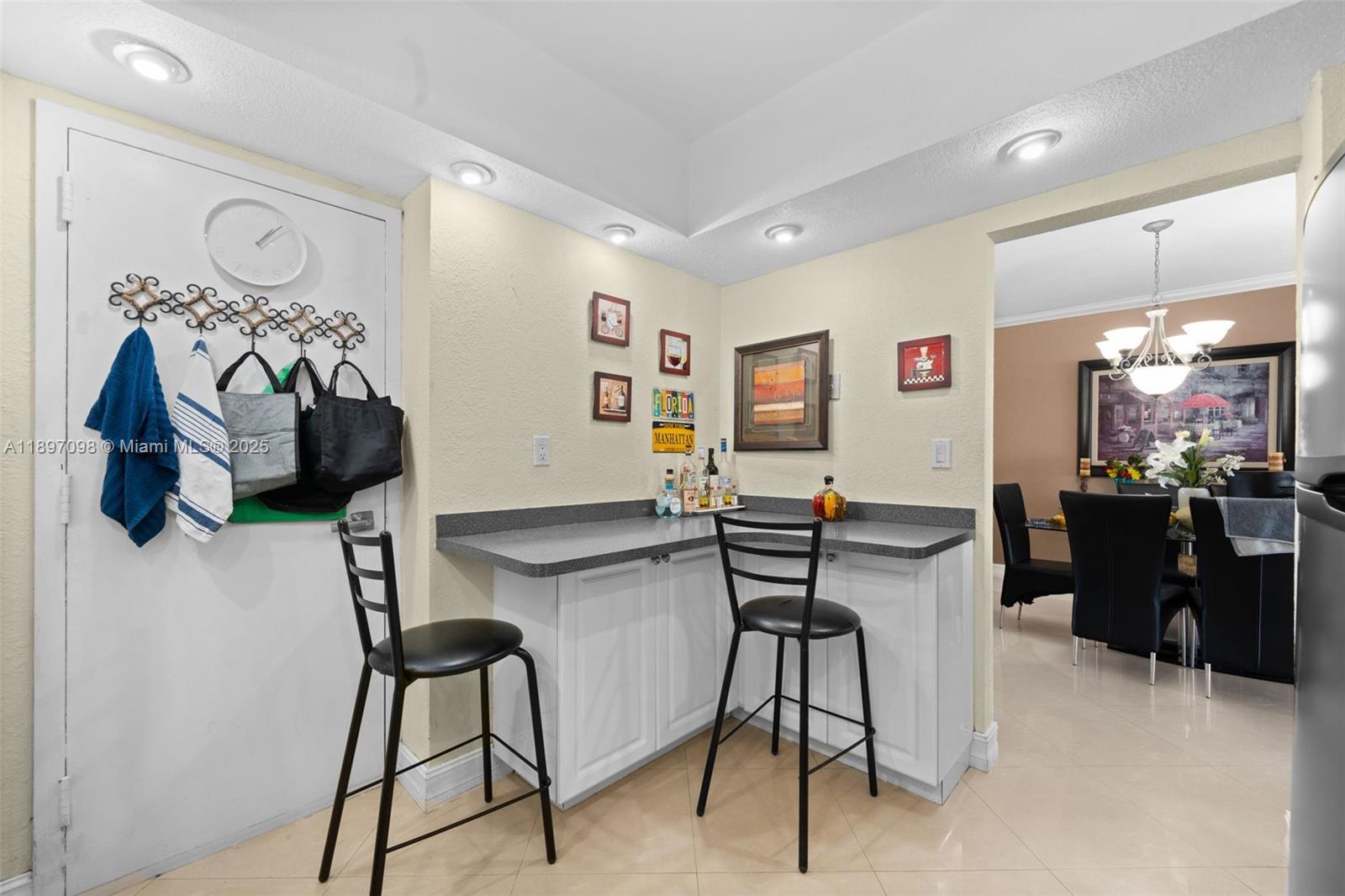Ver detalles 1707 2 / 2 1350 sq. ft. $ 2025-10-16 0 foto