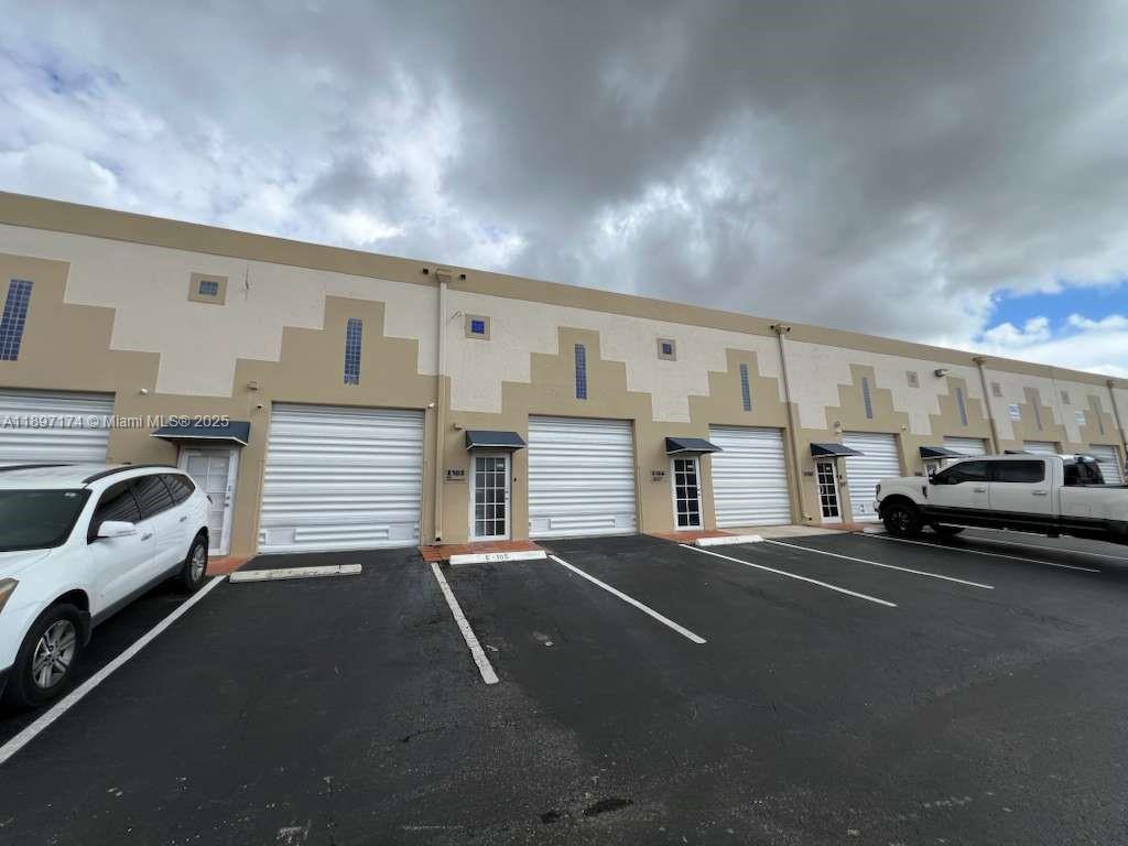 See details E106 / sq. ft. $ 2025-10-17 0 Photo