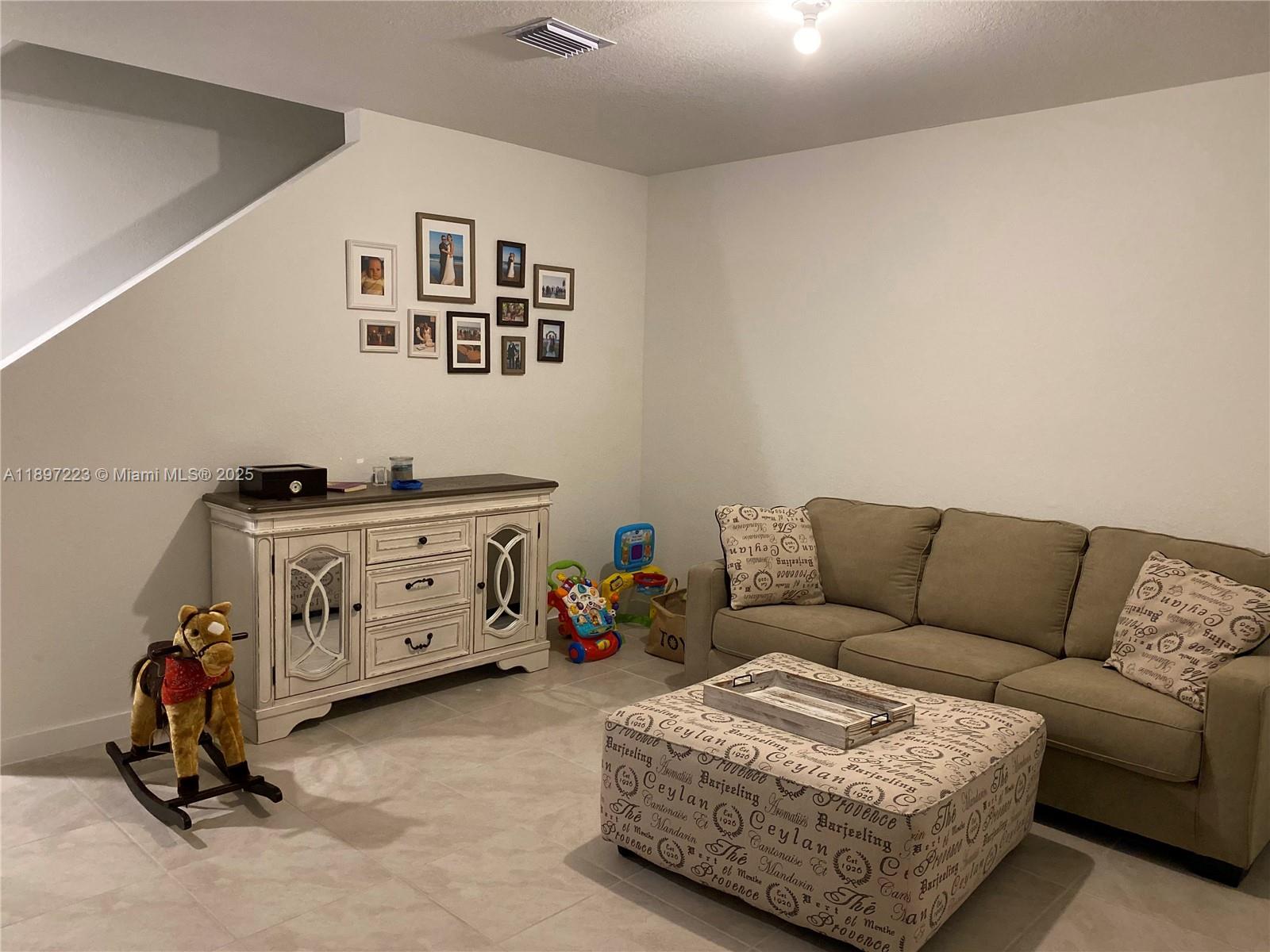 Ver detalles 493 3 / 3 1512 sq. ft. $ 2025-10-16 0 foto