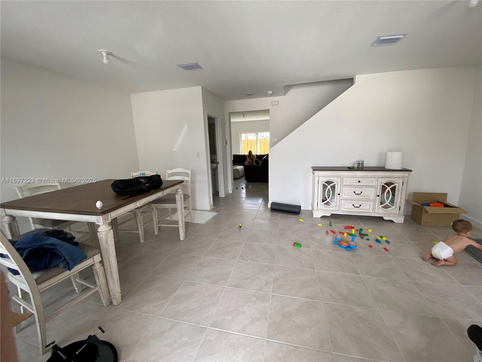 Ver detalles 493 3 / 3 1512 sq. ft. $ 2025-10-16 0 foto