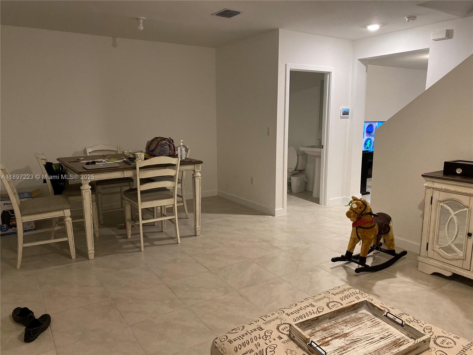 Ver detalles 493 3 / 3 1512 sq. ft. $ 2025-10-16 0 foto